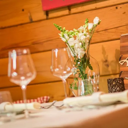 Bett In Der Wies´n, Restaurant Triad Lodge Bad Schönau
